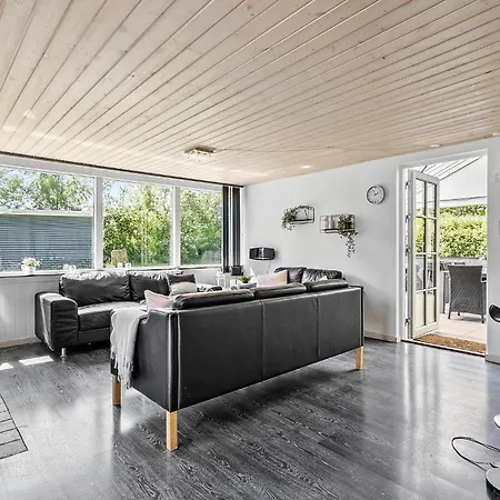 Holiday home Stunning In With Kitchen Tarm