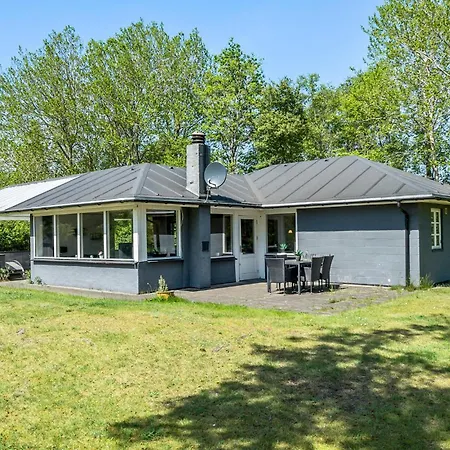 Holiday home Stunning In With Kitchen