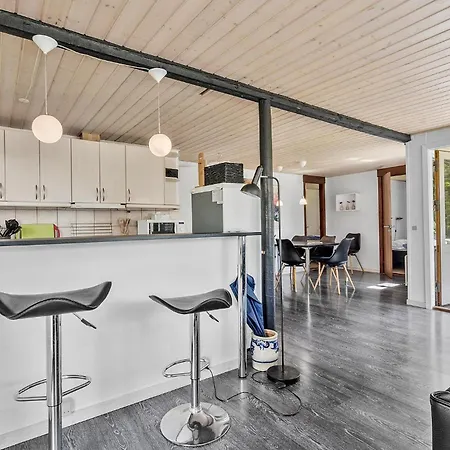 Holiday home Stunning In With Kitchen